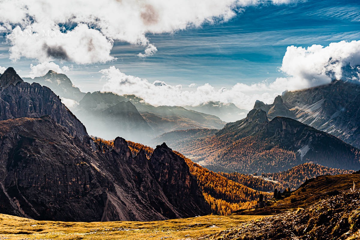 Erlebe die magische Schönheit der Naturfotografie und Landschaftsfotografie der Dolomiten! Begleite mich auf eine Reise zu den Drei Zinnen, tauche ein in die Sage von König Laurins Rosengarten und entdecke die atemberaubenden Herbstfarben, beeindruckende Geologie und die mythische Atmosphäre dieser einzigartigen Bergwelt.© Jana Mänz Dolomiten, Drei Zinnen, Italien